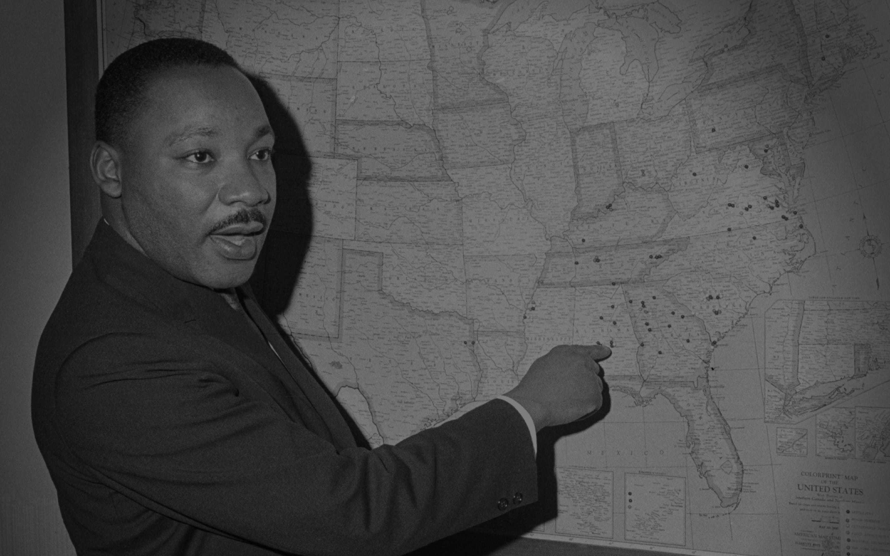 Martin Luther King pointing to Selma on a map